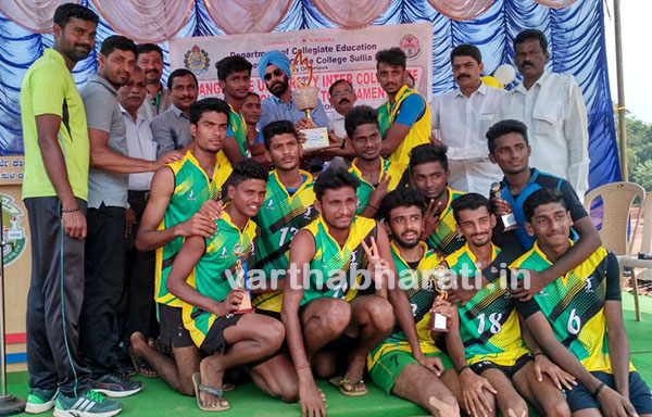 ಮಂಗಳೂರು ವಿವಿ ವಲಯ ಮಟ್ಟದ ಪುರುಷರ ವಾಲಿಬಾಲ್ ಪಂದ್ಯಾಟ : ಉಜಿರೆಯ ಎಸ್‌ಡಿಎಂ ಕಾಲೇಜು ತಂಡಕ್ಕೆ ಪ್ರಶಸ್ತಿ